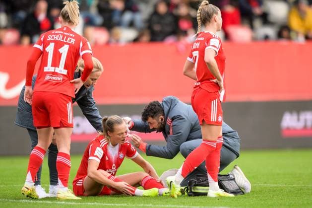 Fußball, Google Pixel Frauen Bundesliga, 20251019, FC Bayern München - 1. FC Köln. Im Bild Magdalena ERIKSSON (Bayern, 5) angeschlagen am Boden wird behandelt. München FC Bayern Campus Bayern Deutschland Copyright: Passion2Press MarkusxFischerx