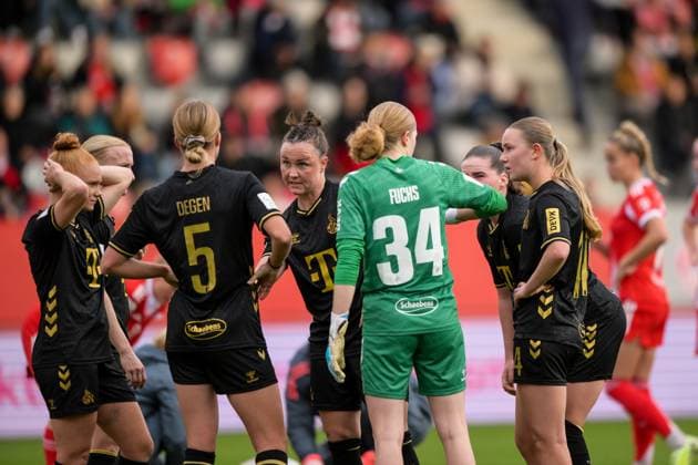 Fußball, Google Pixel Frauen Bundesliga, 20251019, FC Bayern München - 1. FC Köln. Im Bild Marina HEGERING (Köln, 33) spricht zum Team. München FC Bayern Campus Bayern Deutschland Copyright: Passion2Press MarkusxFischerx