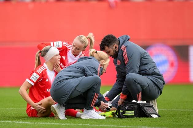 Fußball, Google Pixel Frauen Bundesliga, 20251019, FC Bayern München - 1. FC Köln. Im Bild Magdalena ERIKSSON (Bayern, 5) angeschlagen am Boden Kopfverband. München FC Bayern Campus Bayern Deutschland Copyright: Passion2Press MarkusxFischerx