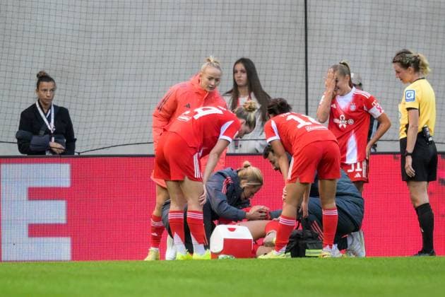 Fußball, Google Pixel Frauen Bundesliga, 20251019, FC Bayern München - 1. FC Köln. Im Bild Tuva HANSEN (Bayern, 6) angeschlagen am Boden wird behandelt. München FC Bayern Campus Bayern Deutschland Copyright: Passion2Press MarkusxFischerx