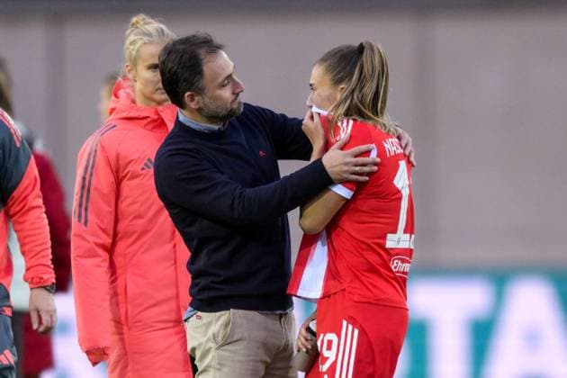 Fußball, Google Pixel Frauen Bundesliga, 20251019, FC Bayern München - 1. FC Köln. Im Bild v.l. Trainer Bayern Jose BARCALA Gestik Mimig spendet Trost, Katharina NASCHENWENG (Bayern, 19) die nach Schlusspfiff in Tränen ausbrach. München FC Bayern Campus Bayern Deutschland Copyright: Passion2Press MarkusxFischerx