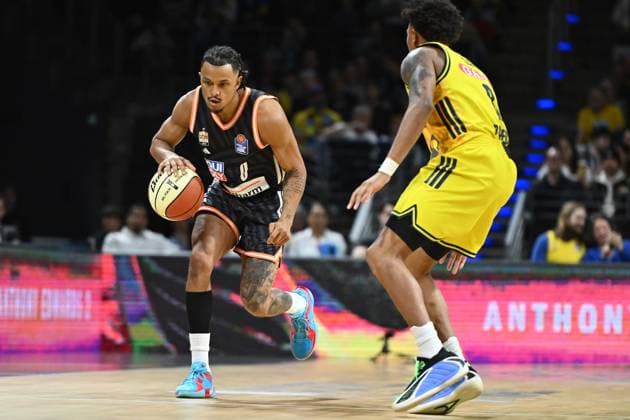 Nelson Weidemann (Ratiopharm Ulm, 0) und Boogie Ellis (ALBA Berlin, 8) GER, Alba Berlin gegen Ratiopharm Ulm, Basketball, BBL Pokal, Saison 2025 2026, Achtelfinale, 19.10.2025 GER, Alba Berlin gegen Ratiopharm Ulm, Basketball, BBL Pokal, Saison 2025 2026, Achtelfinale, 19.10.2025 Berlin Copyright: xEibner-Pressefoto RyanxSleimanx EP_RSN