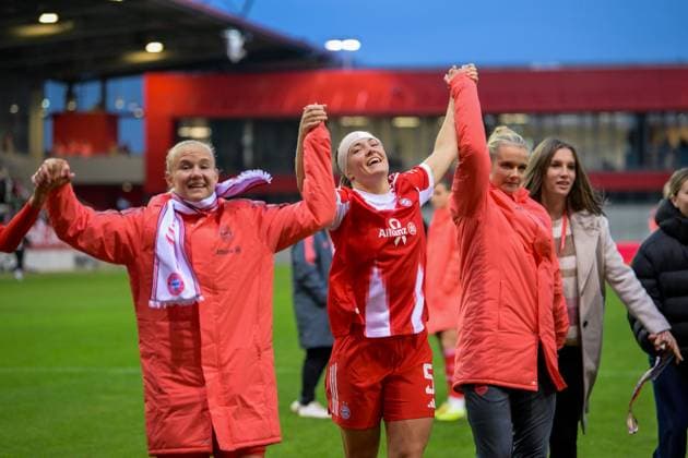 Fußball, Google Pixel Frauen Bundesliga, 20251019, FC Bayern München - 1. FC Köln. Im Bild v.l. Pernille HARDER (Bayern, 21), Magdalena ERIKSSON (Bayern, 5), Torhüterin Bayern Anna KLINK Schlussjubel. München FC Bayern Campus Bayern Deutschland Copyright: Passion2Press MarkusxFischerx