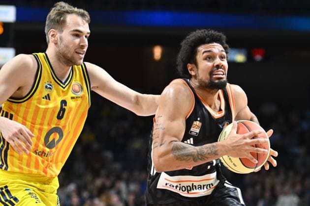Len Schoormann (Ratiopharm Ulm, 1) und Malte Delow (ALBA Berlin, 6) GER, Alba Berlin gegen Ratiopharm Ulm, Basketball, BBL Pokal, Saison 2025 2026, Achtelfinale, 19.10.2025 GER, Alba Berlin gegen Ratiopharm Ulm, Basketball, BBL Pokal, Saison 2025 2026, Achtelfinale, 19.10.2025 Berlin Copyright: xEibner-Pressefoto RyanxSleimanx EP_RSN