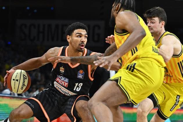 Mark Smith (Ratiopharm Ulm, 13) GER, Alba Berlin gegen Ratiopharm Ulm, Basketball, BBL Pokal, Saison 2025 2026, Achtelfinale, 19.10.2025 GER, Alba Berlin gegen Ratiopharm Ulm, Basketball, BBL Pokal, Saison 2025 2026, Achtelfinale, 19.10.2025 Berlin Copyright: xEibner-Pressefoto RyanxSleimanx EP_RSN