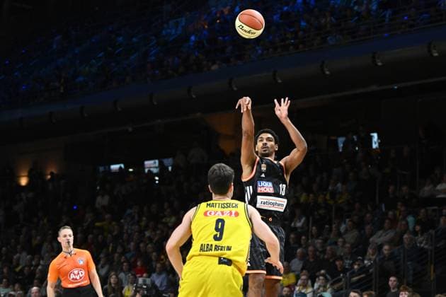 Mark Smith (Ratiopharm Ulm, 13) GER, Alba Berlin gegen Ratiopharm Ulm, Basketball, BBL Pokal, Saison 2025 2026, Achtelfinale, 19.10.2025 GER, Alba Berlin gegen Ratiopharm Ulm, Basketball, BBL Pokal, Saison 2025 2026, Achtelfinale, 19.10.2025 Berlin Copyright: xEibner-Pressefoto RyanxSleimanx EP_RSN