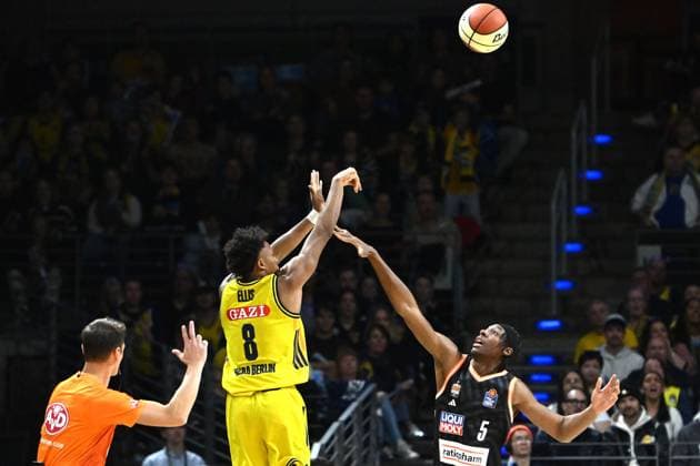 Namori Omog (Ratiopharm Ulm, 8) schiesst fuer drei Punkte. GER, Alba Berlin gegen Ratiopharm Ulm, Basketball, BBL Pokal, Saison 2025 2026, Achtelfinale, 19.10.2025 GER, Alba Berlin gegen Ratiopharm Ulm, Basketball, BBL Pokal, Saison 2025 2026, Achtelfinale, 19.10.2025 Berlin Copyright: xEibner-Pressefoto RyanxSleimanx EP_RSN