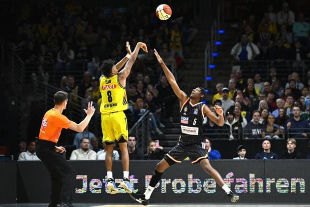 Namori Omog (Ratiopharm Ulm, 8) schiesst fuer drei Punkte. GER, Alba Berlin gegen Ratiopharm Ulm, Basketball, BBL Pokal, Saison 2025 2026, Achtelfinale, 19.10.2025 GER, Alba Berlin gegen Ratiopharm Ulm, Basketball, BBL Pokal, Saison 2025 2026, Achtelfinale, 19.10.2025 Berlin Copyright: xEibner-Pressefoto RyanxSleimanx EP_RSN