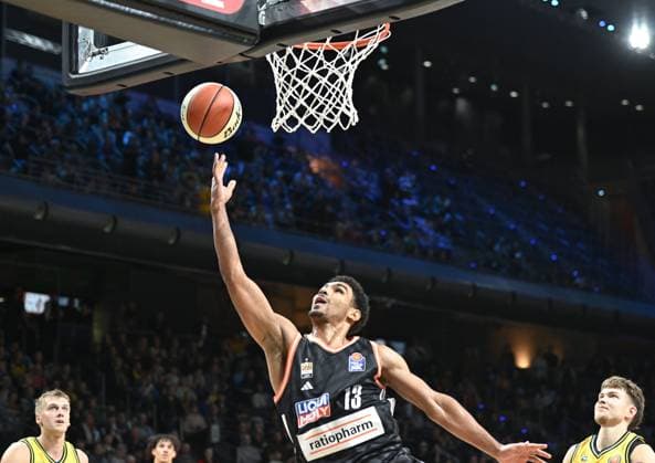 19.10.2025, xlakx, Basketball easyCredit BBL Pokal Achtelfinale, Alba Berlin - Ratiopharm Ulm v.l. Mark Smith (Ratiophram Ulm) setzt zum Korbwurf an Berlin