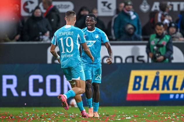 Fußball - 1. Bundesliga - FC St. Pauli - TSG Hoffenheim am 19.10.2025 im Millerntor-Stadion in Hamburg Jubel, Torjubel, Torschuetze, Torschütze Bazoumana Toure (Hoffenheim) jubelt nach seinem Tor zum 0:1 mit Tim Lemperle (Hoffenheim)