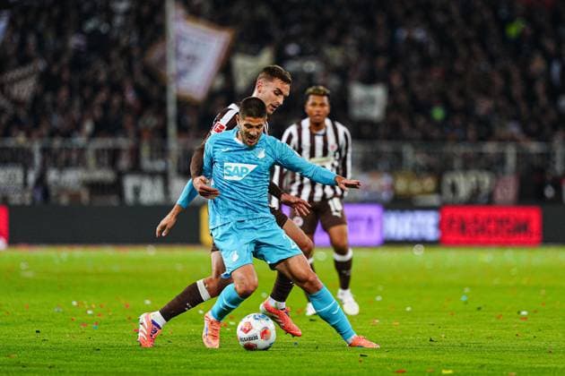 James Sands (FC St. Pauli, 06), Andrej Kramaric (TSG 1899 Hoffenheim, 27) GER, FC St. Pauli vs. TSG 1899 Hoffenheim, Fussball, 1. Bundesliga, Spieltag 7, Saison 2025 2026, 19.10.2025 DFL REGULATIONS PROHIBIT ANY USE OF PHOTOGRAPHS AS IMAGE SEQUENCES AND OR QUASI-VIDEO GER, FC St. Pauli vs. TSG 1899 Hoffenheim, Fussball, 1. Bundesliga, Spieltag 7, Saison 2025 2026, 19.10.2025 Hamburg Copyright: xEibner-Pressefoto MarcelxvonxFehrnx EP_MFN