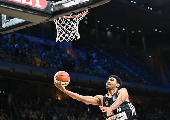 19.10.2025, xlakx, Basketball easyCredit BBL Pokal Achtelfinale, Alba Berlin - Ratiopharm Ulm v.l. sMark Smith (Ratiophram Ulm) setzt zum Korbwurf an Berlin
