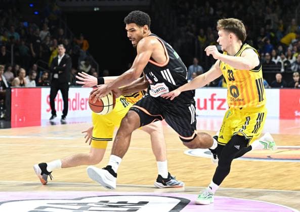 19.10.2025, xlakx, Basketball easyCredit BBL Pokal Achtelfinale, Alba Berlin - Ratiopharm Ulm v.l. Mark Smith (Ratiophram Ulm), Bennet Hundt (Alba Berlin) Zweikampf, Duell, Kampf, tackle Berlin
