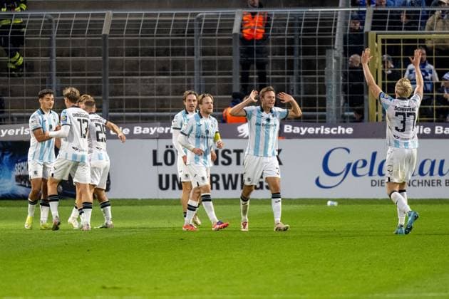 Torjubel zum 3:1, Team TSV 1860 Muenchen, TSV 1860 Muenchen vs. MSV Duisburg, 3. Liga, 11. Spieltag, 19.10.2025 DFB regulations prohibit any use of photographs as image sequences and or quasi-video Muenchen Bayern Deutschland