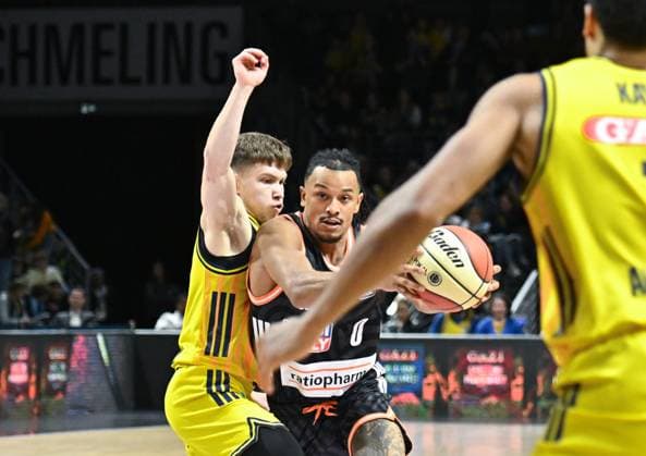 19.10.2025, xlakx, Basketball easyCredit BBL Pokal Achtelfinale, Alba Berlin - Ratiopharm Ulm v.l. Bennet Hundt (Alba Berlin), Nelson Weidemann (Ratiophram Ulm) Zweikampf, Duell, Kampf, tackle Berlin