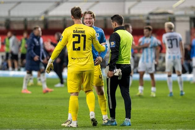 Siegesjubel Paul Bachmann 40 (TSV 1860 Muenchen) gratuliert Thomas Daehne 21 (TSV 1860 Muenchen), TSV 1860 Muenchen vs. MSV Duisburg, 3. Liga, 11. Spieltag, 19.10.2025 DFB regulations prohibit any use of photographs as image sequences and or quasi-video Muenchen Bayern Deutschland