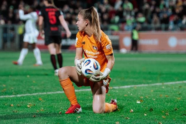 19.10.25, Frauen, Fussball, Google Pixel Frauen Bundesliga, Saison 2025 2026, Bayer 04 Leverkusen - VfL Wolfsburg, 7. Spieltag Anne Moll ( 34 - Bayer 04 Leverkusen) mit Ball Leverkusen Ulrich-Haberland-Stadion NRW Deutschland