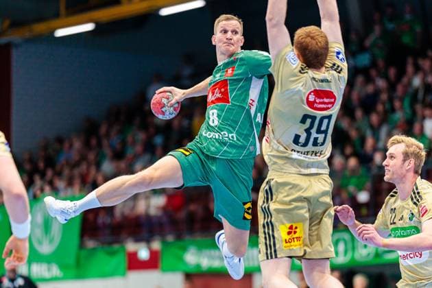 v.l. Karolis Antanavicius (GWD Minden, 08), Lukas Stutzke (TSV Hannover-Burgdorf, 39) im Torwurf GER, GWD Minden vs. TSV Hannover-Burgdorf, Handball, 1. Bundesliga, 9. Spieltag, Spielzeit 2025 2026, 19.10.2025 GER, GWD Minden vs. TSV Hannover-Burgdorf, Handball, 1. Bundesliga, 9. Spieltag, Spielzeit 2025 2026, 19.10.2025 Luebbecke Copyright: xEibner-Pressefoto JanxRollingerx EP_JSK