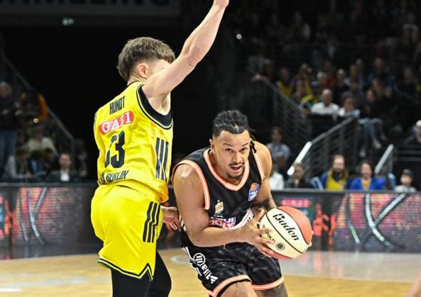 19.10.2025, xlakx, Basketball easyCredit BBL Pokal Achtelfinale, Alba Berlin - Ratiopharm Ulm v.l. Bennet Hundt (Alba Berlin), Nelson Weidemann (Ratiophram Ulm) Zweikampf, Duell, Kampf, tackle Berlin