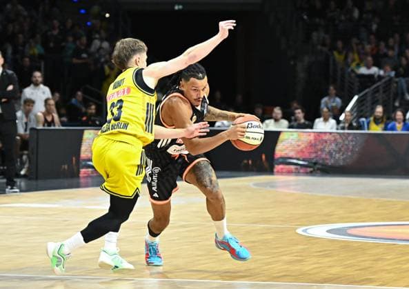 19.10.2025, xlakx, Basketball easyCredit BBL Pokal Achtelfinale, Alba Berlin - Ratiopharm Ulm v.l. Bennet Hundt (Alba Berlin), Nelson Weidemann (Ratiophram Ulm) Zweikampf, Duell, Kampf, tackle Berlin