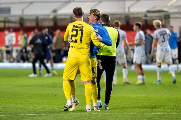 Siegesjubel Paul Bachmann 40 (TSV 1860 Muenchen) gratuliert Thomas Daehne 21 (TSV 1860 Muenchen), TSV 1860 Muenchen vs. MSV Duisburg, 3. Liga, 11. Spieltag, 19.10.2025 DFB regulations prohibit any use of photographs as image sequences and or quasi-video Muenchen Bayern Deutschland