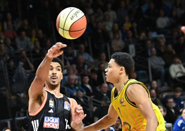 19.10.2025, xlakx, Basketball easyCredit BBL Pokal Achtelfinale, Alba Berlin - Ratiopharm Ulm v.l. Mark Smith (Ratiophram Ulm), Jack Kayil (Alba Berlin) Zweikampf, Duell, Kampf, tackle Berlin