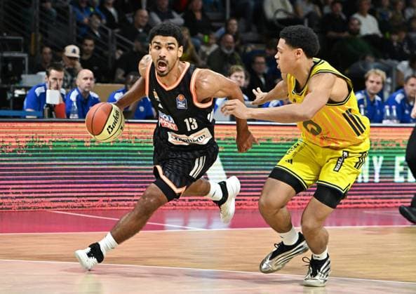19.10.2025, xlakx, Basketball easyCredit BBL Pokal Achtelfinale, Alba Berlin - Ratiopharm Ulm v.l. Mark Smith (Ratiophram Ulm), Jack Kayil (Alba Berlin) Zweikampf, Duell, Kampf, tackle Berlin