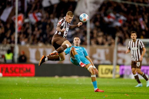 Hamburg, 19. Oktober 2025 - Fußball, 1. Bundesliga 2025 26, FC St. Pauli - TSG 1899 Hoffenheim: Eric Smith (FC St. Pauli, 8), Tim Lemperle (TSG 1899 Hoffenheim, 19) DFL REGULATIONS PROHIBIT ANY USE OF PHOTOGRAPHS AS IMAGE SEQUENCES AND OR QUASI-VIDEO.