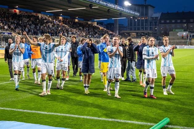 Das Team TSV 1860 Muenchen nach dem 3:1 auf dem Weg zu den Fans, TSV 1860 Muenchen vs. MSV Duisburg, 3. Liga, 11. Spieltag, 19.10.2025 DFB regulations prohibit any use of photographs as image sequences and or quasi-video Muenchen Bayern Deutschland