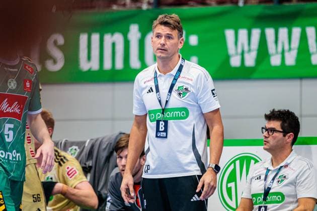 Christian Prokop (TSV Hannover-Burgdorf, Trainer) ist enttaeuscht unzufrieden GER, GWD Minden vs. TSV Hannover-Burgdorf, Handball, 1. Bundesliga, 9. Spieltag, Spielzeit 2025 2026, 19.10.2025 GER, GWD Minden vs. TSV Hannover-Burgdorf, Handball, 1. Bundesliga, 9. Spieltag, Spielzeit 2025 2026, 19.10.2025 Luebbecke Copyright: xEibner-Pressefoto JanxRollingerx EP_JSK