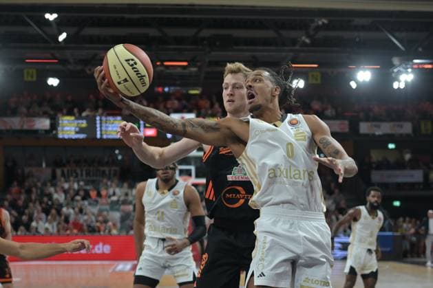 GER, RASTA Vechta - NINERS Chemnitz BBL Pokal 19.10.2025, RASTA Dome, Vechta, GER, RASTA Vechta - NINERS Chemnitz BBL Pokal im Bild Kevin Yebo (NINERS Chemnitz 0) Lars Thiemann (Rasta 21)