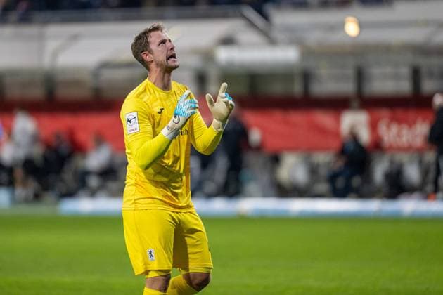 Thomas Daehne 21 (TSV 1860 Muenchen) mit dem Blick zum Himmel, Sieg, TSV 1860 Muenchen vs. MSV Duisburg, 3. Liga, 11. Spieltag, 19.10.2025 DFB regulations prohibit any use of photographs as image sequences and or quasi-video Muenchen Bayern Deutschland