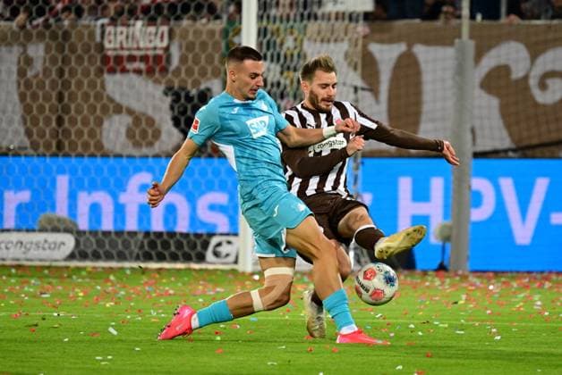 Fussball I Herren I 1. Bundesliga l FC St. Pauli - TSG Hoffenheim I 07. Spieltag I Saison 2025-2026 I St. Pauli I 19.10.2025 I v.l. Lemperle Tim (TSG Hoffenheim) , Ritzka Lars (St.Pauli) , Sportplatz : Millerntor Stadion, St.Pauli Hamburg Deutschland