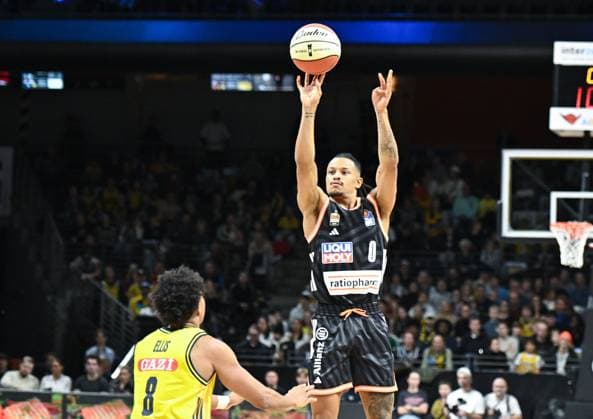 19.10.2025, xlakx, Basketball easyCredit BBL Pokal Achtelfinale, Alba Berlin - Ratiopharm Ulm v.l. Boogie Ellis (Alba Berlin), Nelson Weidemann (Ratiophram Ulm) setzt zum Korbwurf an Berlin Daniel Lakomski