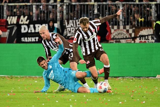 Fussball I Herren I 1. Bundesliga l FC St. Pauli - TSG Hoffenheim I 07. Spieltag I Saison 2025-2026 I St. Pauli I 19.10.2025 I v.l. Kramaric Andrej (TSG Hoffenheim) , Oppie Louis (St.Pauli) , Ritzka Lars (St.Pauli) , Sportplatz : Millerntor Stadion, St.Pauli Hamburg Deutschland