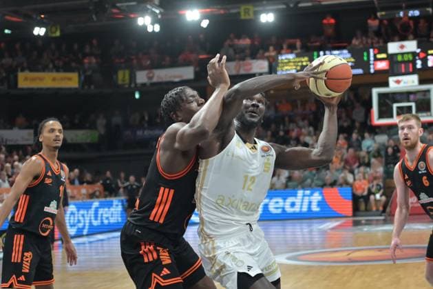 GER, RASTA Vechta - NINERS Chemnitz BBL Pokal 19.10.2025, RASTA Dome, Vechta, GER, RASTA Vechta - NINERS Chemnitz BBL Pokal im Bild Amadou Sow (NINERS Chemnitz 12) Malcolm Dandridge (Rasta 23)