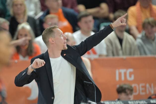 GER, RASTA Vechta - NINERS Chemnitz BBL Pokal 19.10.2025, RASTA Dome, Vechta, GER, RASTA Vechta - NINERS Chemnitz BBL Pokal im Bild Christian Held (Coach Rasta Vechta) Gestik, Mimik, Emotionen in der Cochingzone am Spielfeldrand,