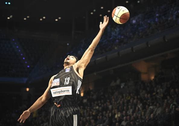 19.10.2025, xlakx, Basketball easyCredit BBL Pokal Achtelfinale, Alba Berlin - Ratiopharm Ulm v.l. Mark Smith (Ratiophram Ulm) faengt am Ball vorbei Berlin
