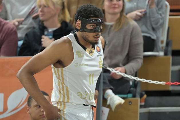 GER, RASTA Vechta - NINERS Chemnitz BBL Pokal 19.10.2025, RASTA Dome, Vechta, GER, RASTA Vechta - NINERS Chemnitz BBL Pokal im Bild Kostja Mushidi (NINERS Chemnitz 11) mit Gesichtsmaske