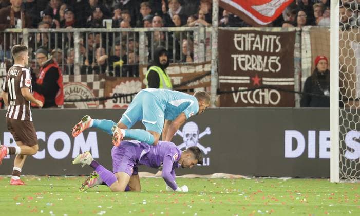 Fussball, 1.BL, Saison 2025 2026, Herren, FC St.Pauli gegen TSG 1899 Hoffenheim Hier erzielt Grischa Proemel (TSG Hoffenheim) das 0-3 gegen Torhueter Nikola Vasilj (FC St. Pauli) DFL REGULATIONS PROHIBIT ANY USE OF PHOTOGRAPHS AS IMAGE SEQUENCES AND OR QUASI-VIDEO.