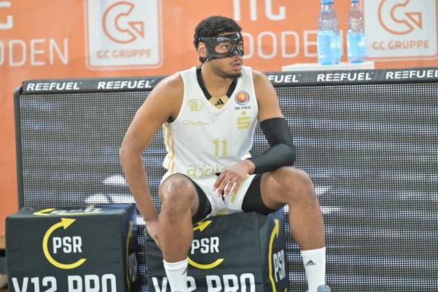 GER, RASTA Vechta - NINERS Chemnitz BBL Pokal 19.10.2025, RASTA Dome, Vechta, GER, RASTA Vechta - NINERS Chemnitz BBL Pokal im Bild Kostja Mushidi (NINERS Chemnitz 11) mit Gesichtsmaske