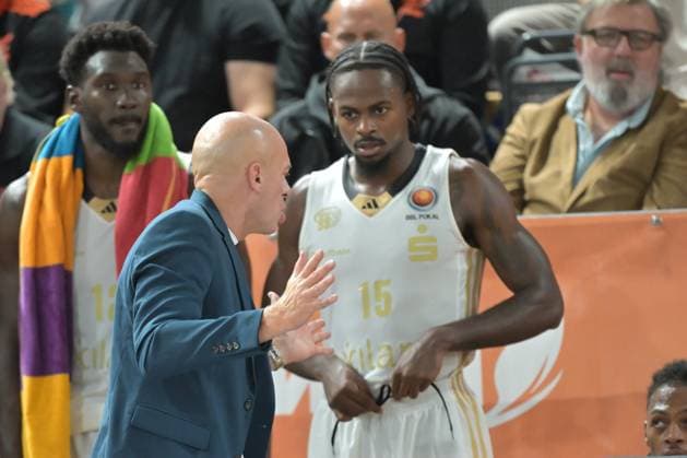 GER, RASTA Vechta - NINERS Chemnitz BBL Pokal 19.10.2025, RASTA Dome, Vechta, GER, RASTA Vechta - NINERS Chemnitz BBL Pokal im Bild Rodrigo Pastore (Coach NINERS Chemnitz) Gestik, Mimik, Emotionen in der Cochingzone am Spielfeldrand, Ty Brewer (NINERS Chemnitz 15)