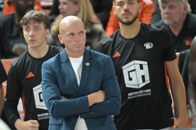 GER, RASTA Vechta - NINERS Chemnitz BBL Pokal 19.10.2025, RASTA Dome, Vechta, GER, RASTA Vechta - NINERS Chemnitz BBL Pokal im Bild Rodrigo Pastore (Coach NINERS Chemnitz) Gestik, Mimik, Emotionen in der Cochingzone am Spielfeldrand,