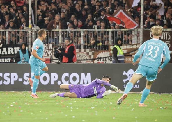 Hier erzielt Grischa Proemel (TSG Hoffenheim) das 0-3 gegen Torhueter Nikola Vasilj (FC St. Pauli) Fussball, 1.BL, Saison 2025 2026, Herren, FC St.Pauli gegen TSG 1899 Hoffenheim DFL REGULATIONS PROHIBIT ANY USE OF PHOTOGRAPHS AS IMAGE SEQUENCES AND OR QUASI-VIDEO.