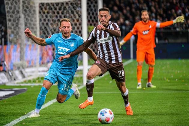 Fußball I Herren I Saison 2025-2026 I Bundesliga I 7. Spieltag I FC St. Pauli - TSG 1899 Hoffenheim I 19.10.2025 Vladimir Coufal (34, TSG 1899 Hoffenheim), Mathias Pereira Lage (28, FC St. Pauli) Hamburg Millerntor-Stadion Hamburg Deutschland Copyright: xLobecax xHenningxRohlfsx