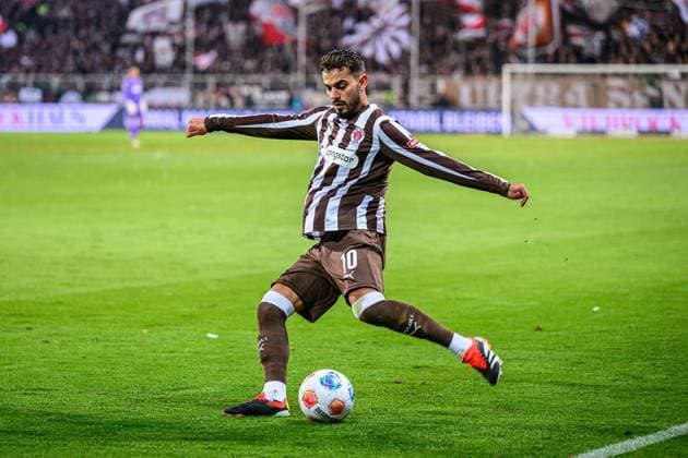 Fußball I Herren I Saison 2025-2026 I Bundesliga I 7. Spieltag I FC St. Pauli - TSG 1899 Hoffenheim I 19.10.2025 Danel Sinani (10, FC St. Pauli) Hamburg Millerntor-Stadion Hamburg Deutschland Copyright: xLobecax xHenningxRohlfsx