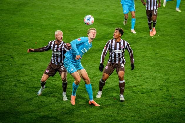 Fußball I Herren I Saison 2025-2026 I Bundesliga I 7. Spieltag I FC St. Pauli - TSG 1899 Hoffenheim I 19.10.2025 Louis Oppie (23, FC St. Pauli), Max Moerstedt (33, TSG 1899 Hoffenheim), Joel Chima Fujita (16, FC St. Pauli) Hamburg Millerntor-Stadion Hamburg Deutschland Copyright: xLobecax xHenningxRohlfsx
