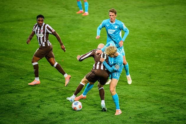 Fußball I Herren I Saison 2025-2026 I Bundesliga I 7. Spieltag I FC St. Pauli - TSG 1899 Hoffenheim I 19.10.2025 Oladapo Afolayan (17, FC St. Pauli), Louis Oppie (23, FC St. Pauli), Wouter Burger (18, TSG 1899 Hoffenheim), Max Moerstedt (33, TSG 1899 Hoffenheim) Hamburg Millerntor-Stadion Hamburg Deutschland Copyright: xLobecax xHenningxRohlfsx