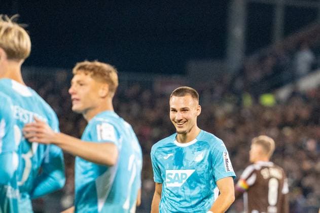 Deutschland, Fussball, 1. Bundesliga, 7. Spieltag 2025 2026, FC St. Pauli - TSG Hoffenheim am 19.10. in Hamburg (Millerntor-Stadion): das 0:3 durch Grischa Prömel (TSG Hoffenheim 6) Torjubel und Tim Lemperle (TSG Hoffenheim 19) Copyright: xSvenxHeidmannx