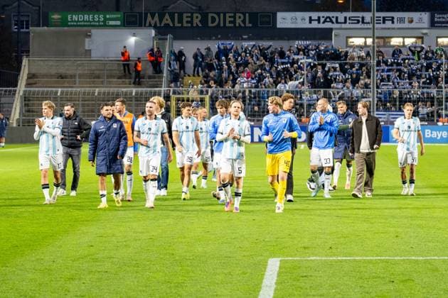 Das Team TSV 1860 Muenchen nach dem 3:1 auf dem Weg zu den Fans, TSV 1860 Muenchen vs. MSV Duisburg, 3. Liga, 11. Spieltag, 19.10.2025 DFB regulations prohibit any use of photographs as image sequences and or quasi-video Muenchen Bayern Deutschland